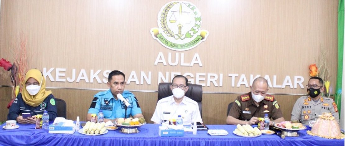 Wakil Bupati Takalar, H. Achmad Daeng Se’re sekaligus Ketua BNK Kabupaten Takalar menghadiri Coffee Morning dalam rangka penguatan Integrated Criminal Justice System (ICJS) khususnya dalam penanganan perkara narkotika bagi pecandu atau penyalahgunaan narkotika, di Aula Kejaksaan Negeri (Kejari) Takalar, Selasa ( 25/01/2022). Wakil Bupati Takalar, H. Achmad Daeng Se’re sekaligus Ketua BNK Kabupaten Takalar menghadiri Coffee Morning dalam rangka penguatan Integrated Criminal Justice System (ICJS) khususnya dalam penanganan perkara narkotika bagi pecandu atau penyalahgunaan narkotika, di Aula Kejaksaan Negeri (Kejari) Takalar, Selasa ( 25/01/2022).