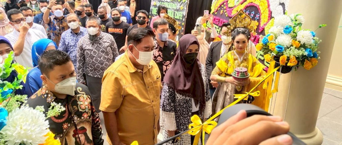 GRAND OPENING. Gubernur Sulawesi Selatan Andi Sudirman Sulaiman yang diwakili oleh Sekretaris Provinsi Abdul Hayat Gani menggunting pita pada grand opening THE ICON di kluster Sunset Quay kawasan Center Point of Indonesia (CPI). 