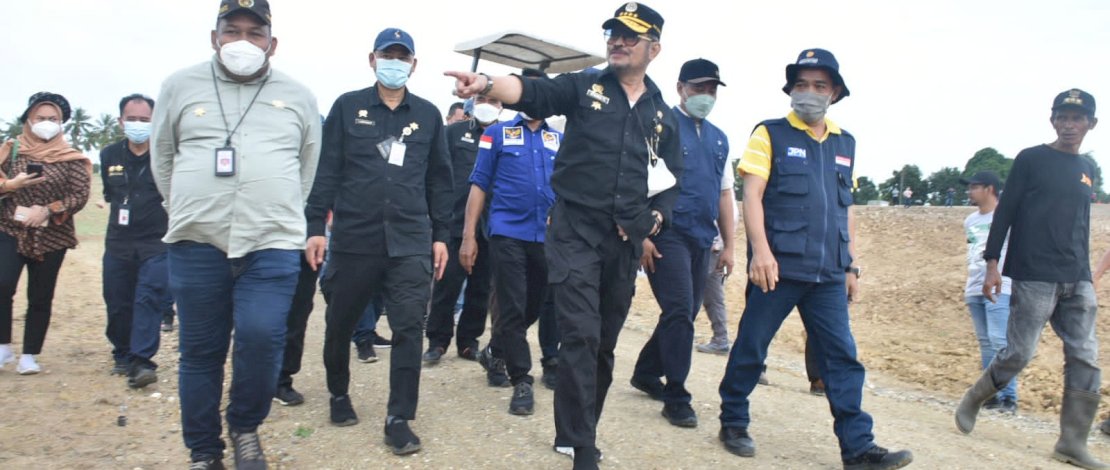 Menteri Pertanian Syahrul Yasin Limpo (SYL) meninjau hamparan lahan integrated farming seluas 400 hektare, peternakan ayam dan petelur, serta pabrik pakan di Desa Mario, Kecamatan Kulo, Kabupaten Sidrap, Sabtu, 5 Februari 2022. Menteri Pertanian Syahrul Yasin Limpo (SYL) meninjau hamparan lahan integrated farming seluas 400 hektare, peternakan ayam dan petelur, serta pabrik pakan di Desa Mario, Kecamatan Kulo, Kabupaten Sidrap, Sabtu, 5 Februari 2022.