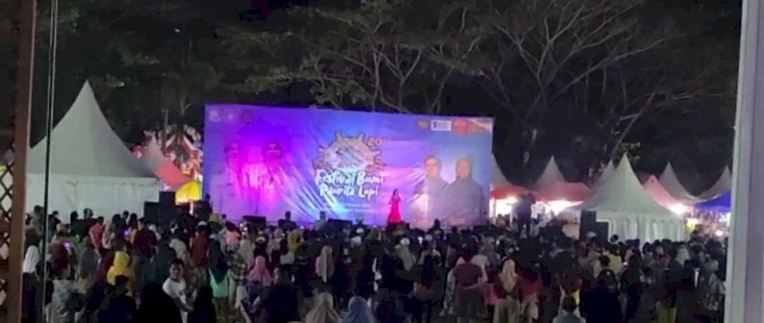 Warga berkerumun pada pelaksanaan Festival Panrita Lopi Bulukumba.
