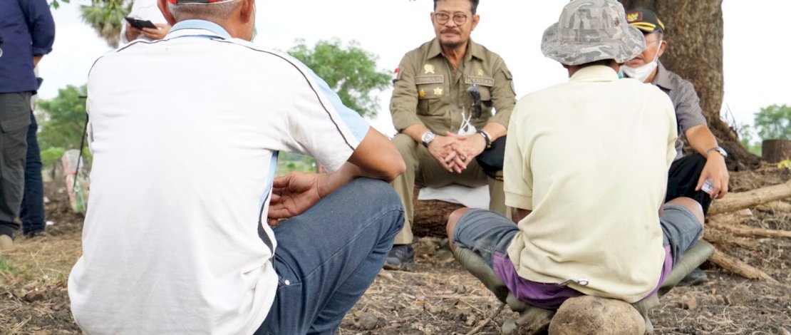 Menteri Pertanian Syahrul Yasin Limpo, saat kejar tanam dan  meninjau lokasi PATB di Kelurahan Empoang Selatan, Kecamatan Binamu, Kabupaten Jeneponto, Minggu, 6 Februari 2022.