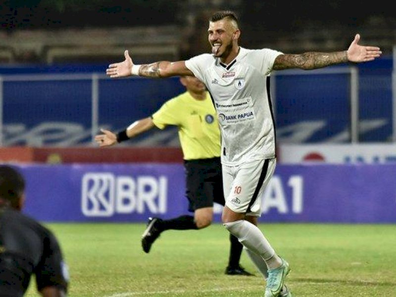 BRI Liga 1 2021-2022: Mutiara Hitam Sikat Persebaya 2-0
