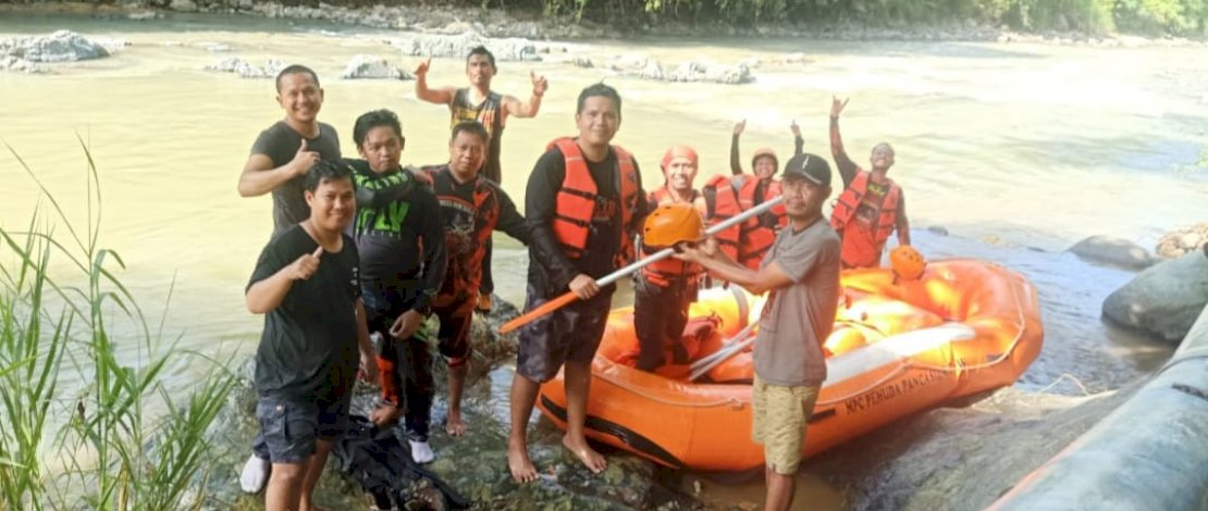 Ketua MPC-PP Luwu Andi Ahkam Basmin Menyerahkan Bantuan Perahu Karet kepada Kepala Desa Sarond Ketua MPC-PP Luwu Andi Ahkam Basmin Menyerahkan Bantuan Perahu Karet kepada Kepala Desa Sarond
