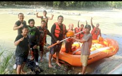 MPC-PP Luwu Serahkan Bantuan Perahu Karet Untuk Warga Saronda