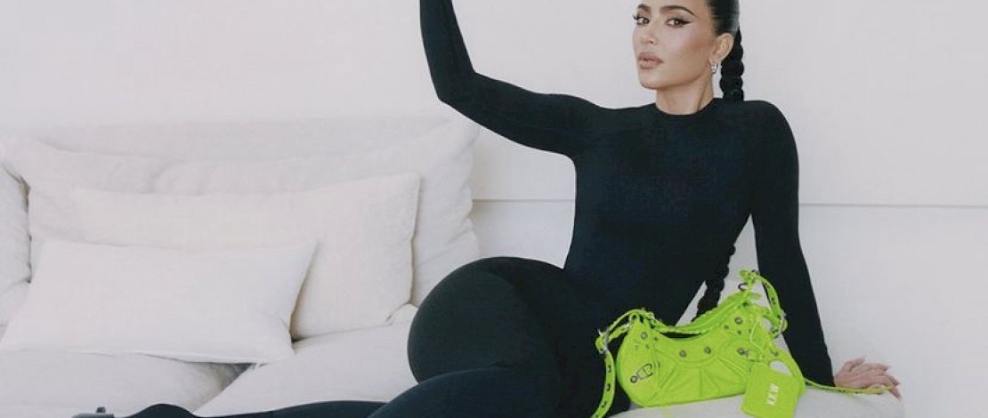 Potret Kim memamerkan produk Balenciaga diunggah di laman instagram resmi @Balenciaga. 