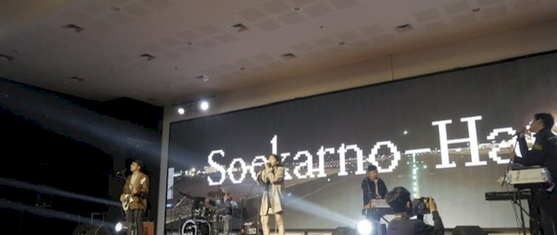 Lomba Sihir menjadi Band utama dalam event Explosions yang digelar Prolog Fest di UC Makassar, Minggu (6/2/2022).