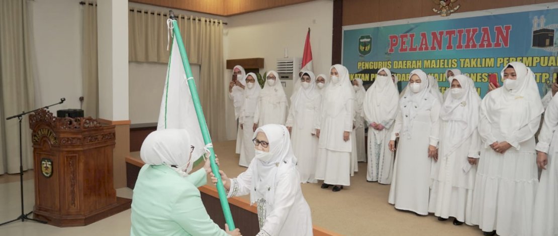 Penyerahan Bendera Pataka IPHI oleh Ketua MTP IPHI Provinsi Sulsel, Nurhayati Mahmud, kepada Ketua Pengurus Harian PD MTP IPHI Luwu Masa Bakti Tahun 2022-2027, Hapsiah.