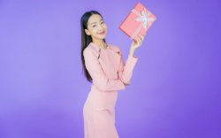 8 Inspirasi Kado untuk Pacar Wanita yang Berkesan    