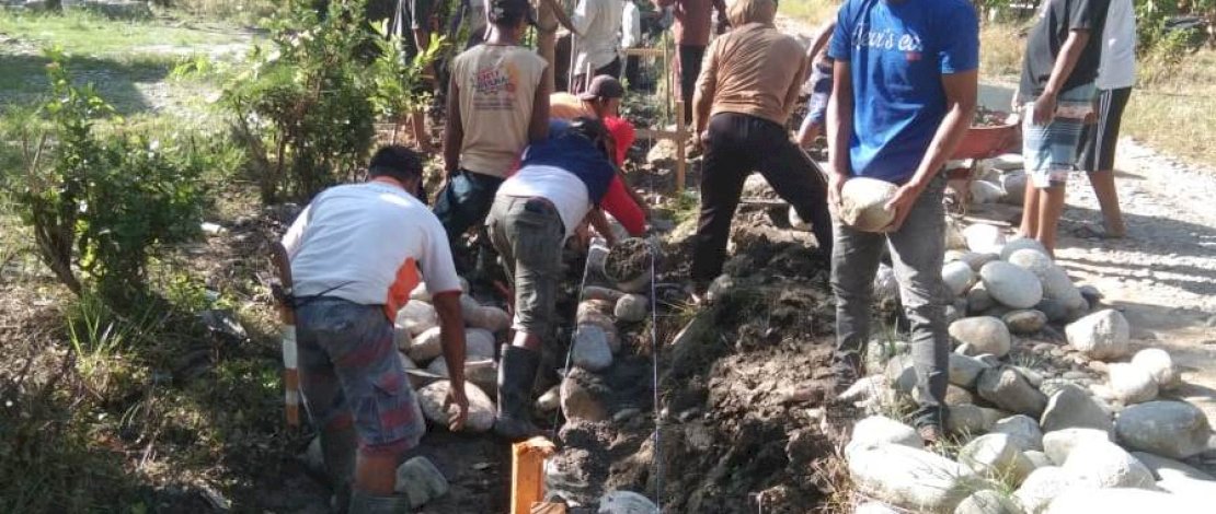 Patut Ditiru, Warga Desa Cendana Putih I Gotong Royong Bangun Drainase