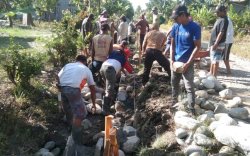 Patut Ditiru, Warga Desa Cendana Putih I Gotong Royong Bangun Drainase