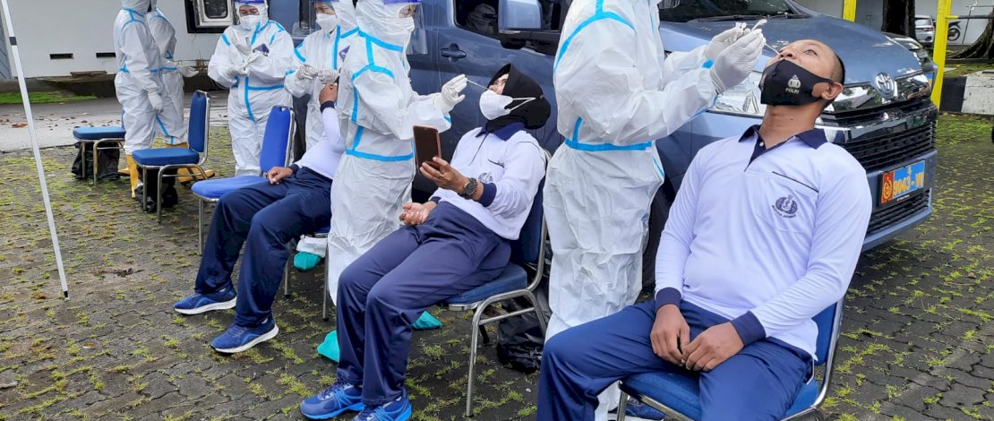 Waspada Lonjakan Penyebaran Virus Covid-19 Varian Omicron, Personel Lantamal VI Swab Massal Waspada Lonjakan Penyebaran Virus Covid-19 Varian Omicron, Personel Lantamal VI Swab Massal