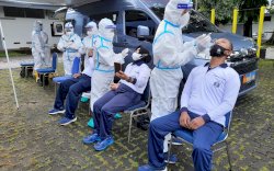 Waspada Lonjakan Penyebaran Virus Covid-19 Varian Omicron, Personel Lantamal VI Swab Massal 