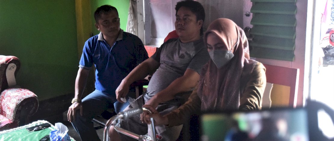 Sambangi Warga Terkena  Stroke, Indah Putri Indriani Serahkan Bantuan Kursi Roda dan Tongkat