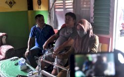 Sambangi Warga Terkena  Stroke, Indah Putri Indriani Serahkan Bantuan Kursi Roda dan Tongkat