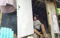 Di Depan Kantor Bappeda Sinjai, Wanita Ini Hidup Tak Berkecukupan, Pak Bupati Apa Kabar?