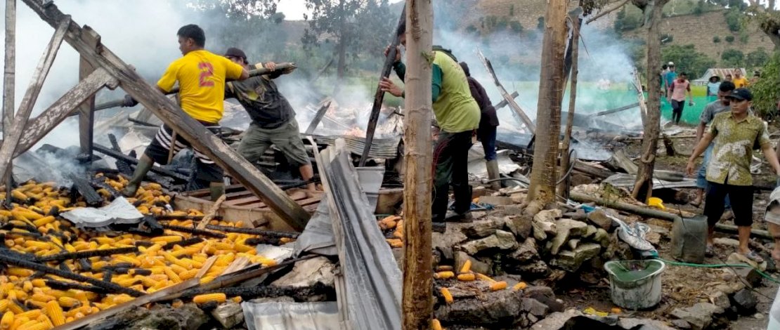 Dua unit rumah panggung di Dusun Tanah Eja, Desa Beroanging, Kecamatan Bangkala Barat, Kabupaten Jeneponto, hangus terbakar, Rabu, 9 Februari 2022.