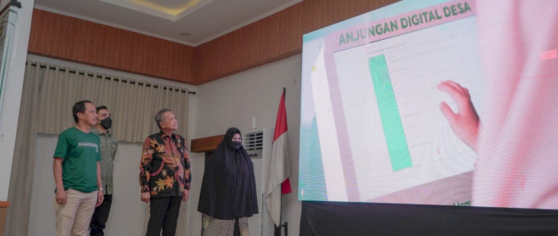 Bupati Luwu, Basmin Mattayang, saat melaunching buku tamu digital dan anjungan digital desa yang diterapkan Desa Senga Selatan, di Aula Rumah Jabatan Bupati Luwu, Desa Pammanu, Kecamatan Belopa Utara, Rabu, 9 Februari 2022. Bupati Luwu, Basmin Mattayang, saat melaunching buku tamu digital dan anjungan digital desa yang diterapkan Desa Senga Selatan, di Aula Rumah Jabatan Bupati Luwu, Desa Pammanu, Kecamatan Belopa Utara, Rabu, 9 Februari 2022.