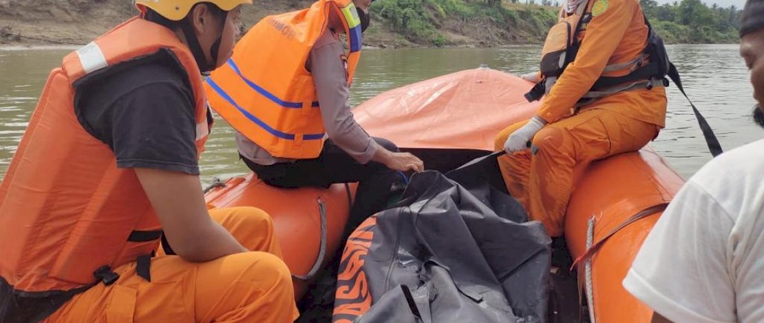 SAR Brimob Bone Berhasil Temukan Warga Soppeng Yang Hanyut SAR Brimob Bone Berhasil Temukan Warga Soppeng Yang Hanyut