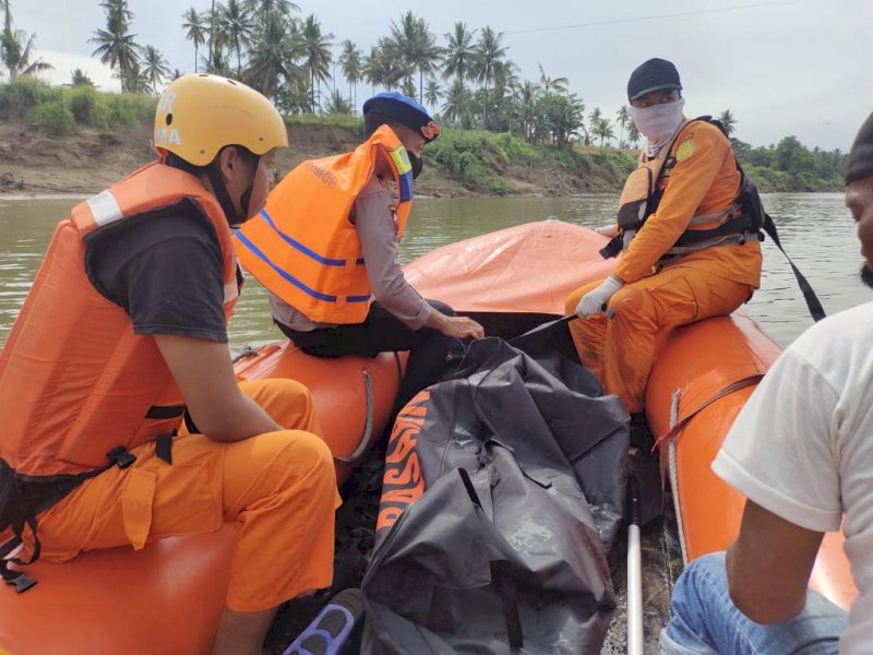 SAR Brimob Bone Berhasil Temukan Warga Soppeng Yang Hanyut