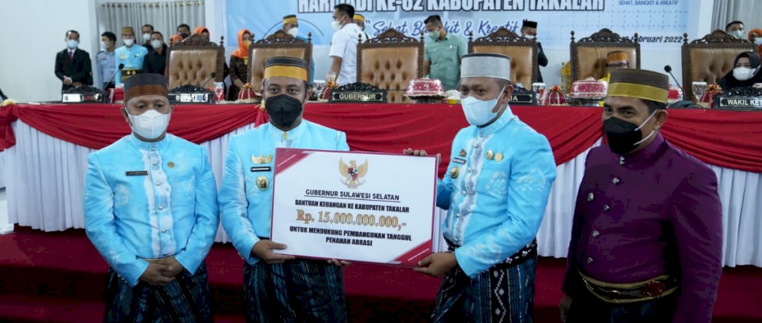 Plt Gubernur Sulsel Andi Sudirman Sulaiman, menyerahkan bantuan keuangan sebesar Rp 15 miliar kepada Pemkab Takalar, Kamis, 10 Februari 2022.