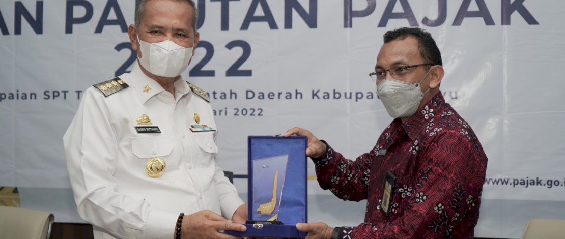 Bupati Luwu, Basmin Mattayang, saat menghadiri Sosialisasi Pekan Panutan Pajak 2022, di Aula Kantor Perumahan dan Pemukiman, Kompleks Perkantoran Bupati Luwu, Kamis, 10 Februari 2022. Bupati Luwu, Basmin Mattayang, saat menghadiri Sosialisasi Pekan Panutan Pajak 2022, di Aula Kantor Perumahan dan Pemukiman, Kompleks Perkantoran Bupati Luwu, Kamis, 10 Februari 2022.