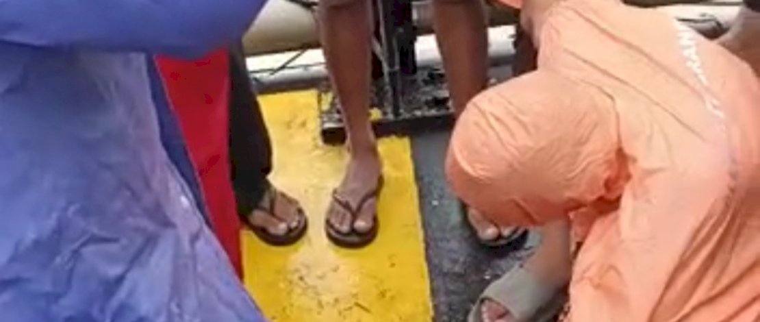Anggota Satpol PP Sulsel, HS, terkulai lemas setelah diselamatkan warga saat mencoba bunuh diri dengan melompat dari Jembatan Kembar, di Kabupaten Gowa. Anggota Satpol PP Sulsel, HS, terkulai lemas setelah diselamatkan warga saat mencoba bunuh diri dengan melompat dari Jembatan Kembar, di Kabupaten Gowa.