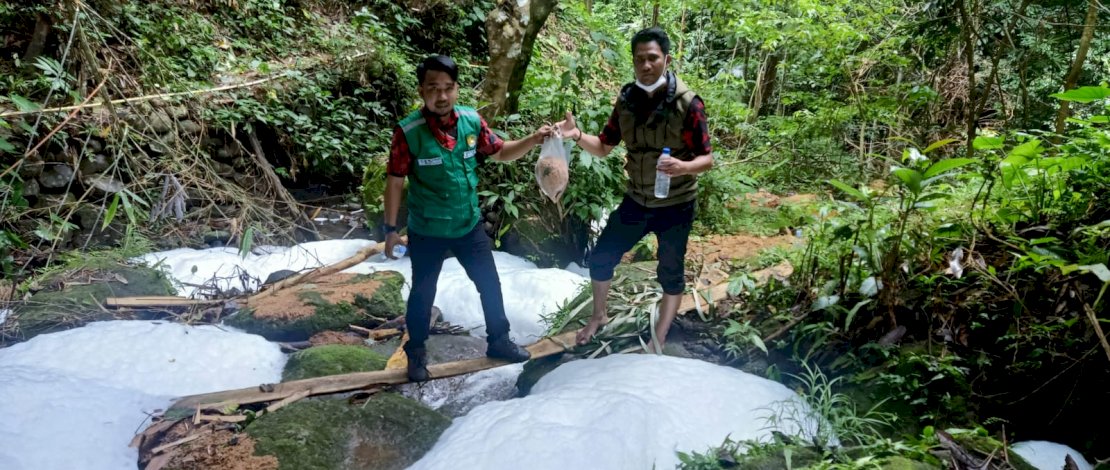 Petugas Tata Lingkungan DLH Kabupaten Gowa saat meninjau lokasi sungai berbusa yang viral di media sosial/ist)