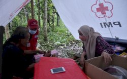 Tinggal Di Gubuk Reot Bupati Luwu Utara Bangun Rumah Untuk Kakek Nyahmun