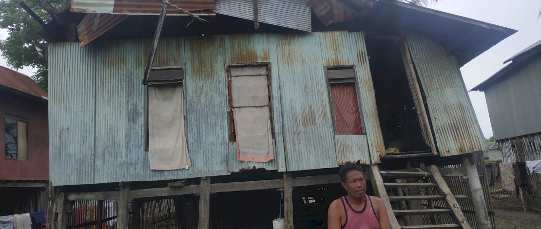 Kondisi rumah yang ditempati Amir beserta isteri dan empat anaknya, sudah hampir roboh.