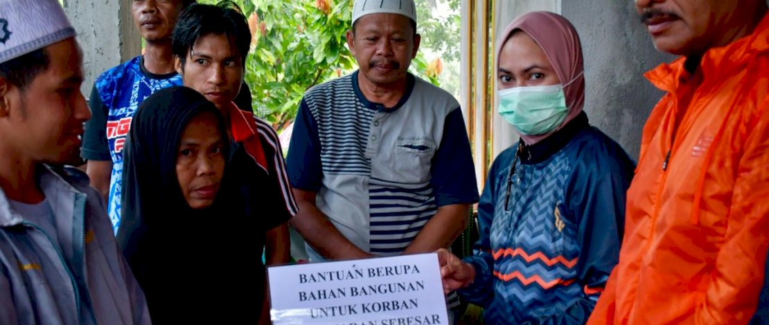 Bupati Luwu Utara, Indah Putri Indriani, menyerahkan bantuan bahan bangunan senilai Rp 15 juta kepada korban kebakaran, Minggu, 13 Februari 2022.