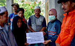 Kunjungi Dua Korban Kebakaran, Bupati Lutra Serahkan Bantuan Bahan Bangunan Senilai Rp 15 Juta
