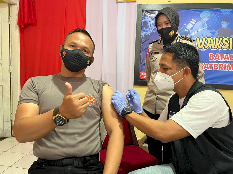 Brimob Bone Gelar Vaksinasi Massal Anak, Lansia, dan Booster