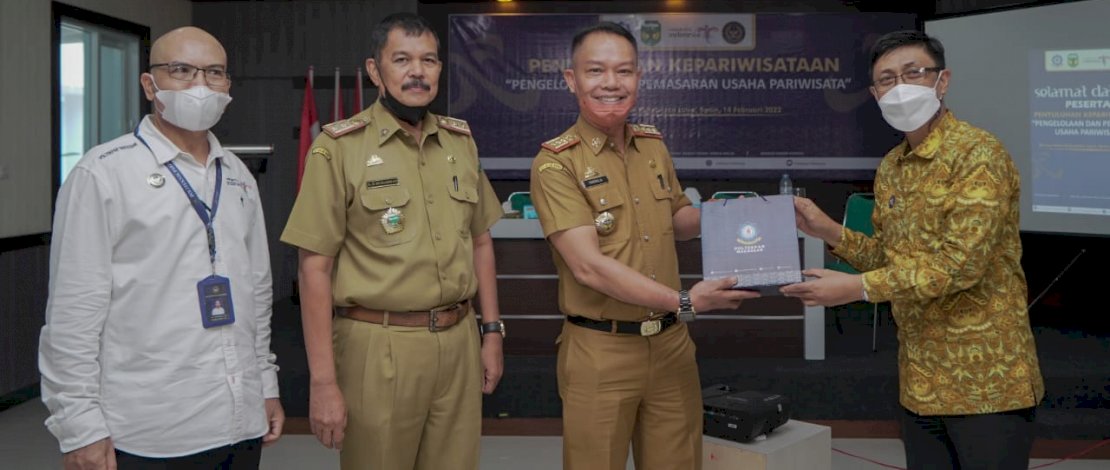 Dinas Pariwisata bekerjasama Politeknik Pariwisata Makassar menggelar penyuluhan kepariwisataan  pengelolaan dan pemasaran usaha pariwisata di Hotel Borneo, Belopa, Senin (14/02/2022).

