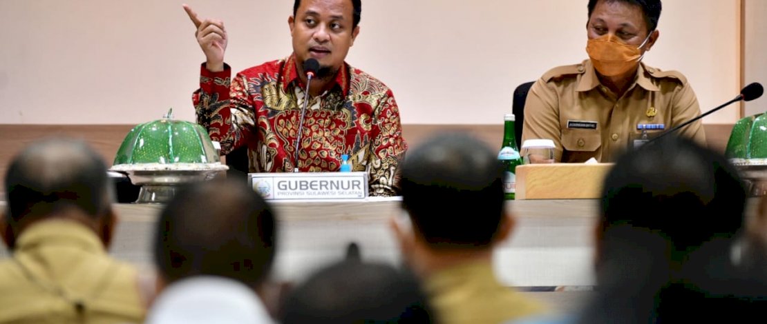 Plt Gubernur Sulsel, Andi Sudirman Sulaiman, saat memimpin rapat bersama Biro Pengadaan Barang dan Jasa serta Pelaksanaan Pengarahan Strong Point Pemerintah Daerah (Prioritas) Tahun Anggaran 2022, di Kantor Bappelitbangda Sulsel, Senin, 14 Februari 2022. Plt Gubernur Sulsel, Andi Sudirman Sulaiman, saat memimpin rapat bersama Biro Pengadaan Barang dan Jasa serta Pelaksanaan Pengarahan Strong Point Pemerintah Daerah (Prioritas) Tahun Anggaran 2022, di Kantor Bappelitbangda Sulsel, Senin, 14 Februari 2022.