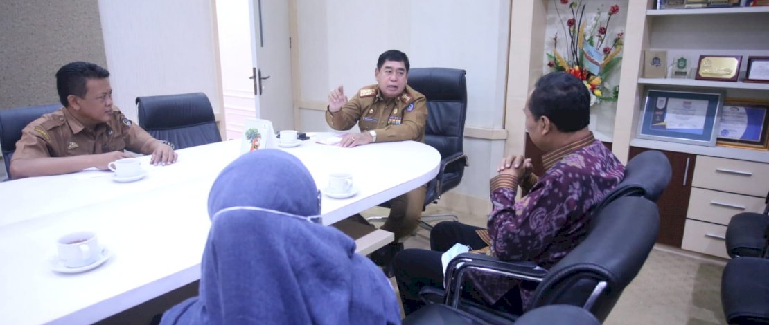 Sekretaris Daerah Provinsi Sulsel, Abdul Hayat Gani, saat menerima kunjungan Kepala Balai Bahasa Provinsi Sulsel, Yani Paryono, Selasa, 15 Februari 2022.