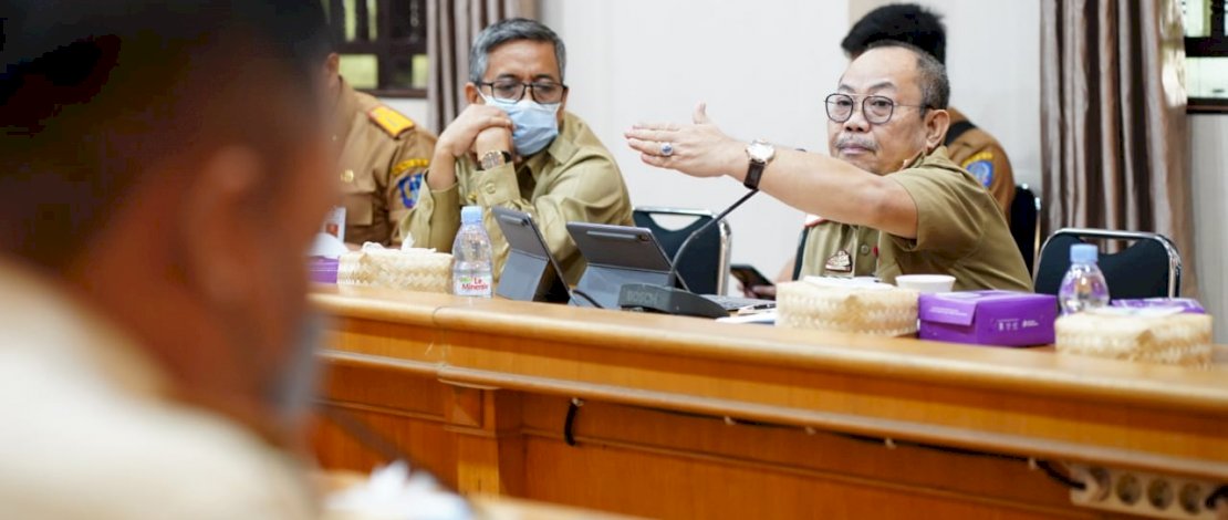 Asisten III Bidang Administrasi Provinsi Sulawesi Selatan, Tautoto Tana Ranggina, memimpin rapat yang berlangsung di Kantor BKAD Sulsel, Selasa 15 Februari 2021.