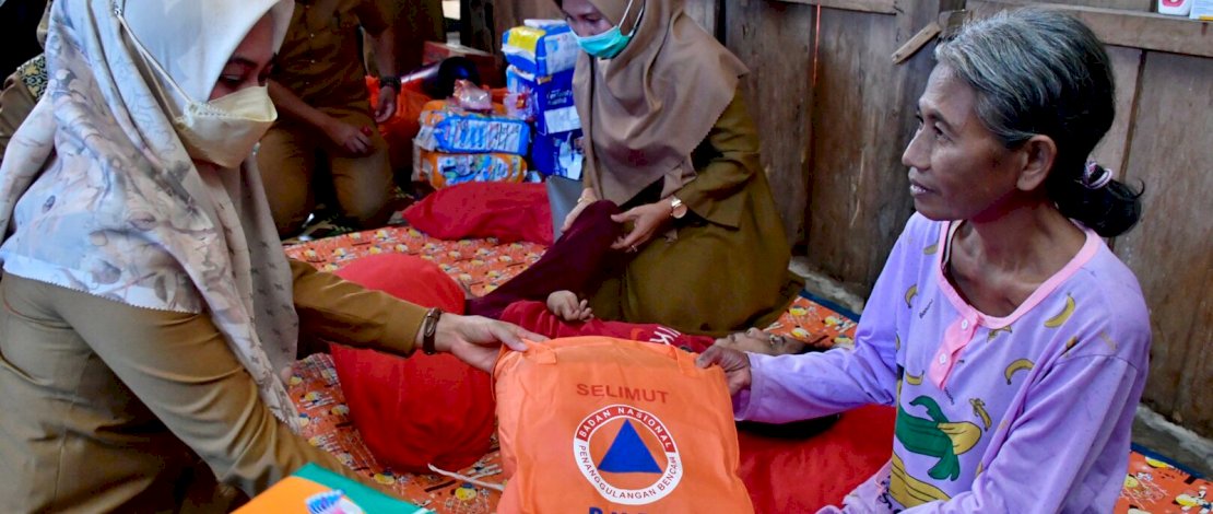 Bupati Luwu Utara, Indah Putri Indriani, mengunjungi warganya yang menderita penyakit lumpuh layu, Di Desa Munte Kecamatan Tanalili, Selasa, 15 Februari 2022. Bupati Luwu Utara, Indah Putri Indriani, mengunjungi warganya yang menderita penyakit lumpuh layu, Di Desa Munte Kecamatan Tanalili, Selasa, 15 Februari 2022.