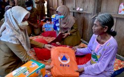 Kunjungi Warga Penderita Lumpuh Layu, Indah Instruksikan Dinas Terkait Lakukan Penanganan