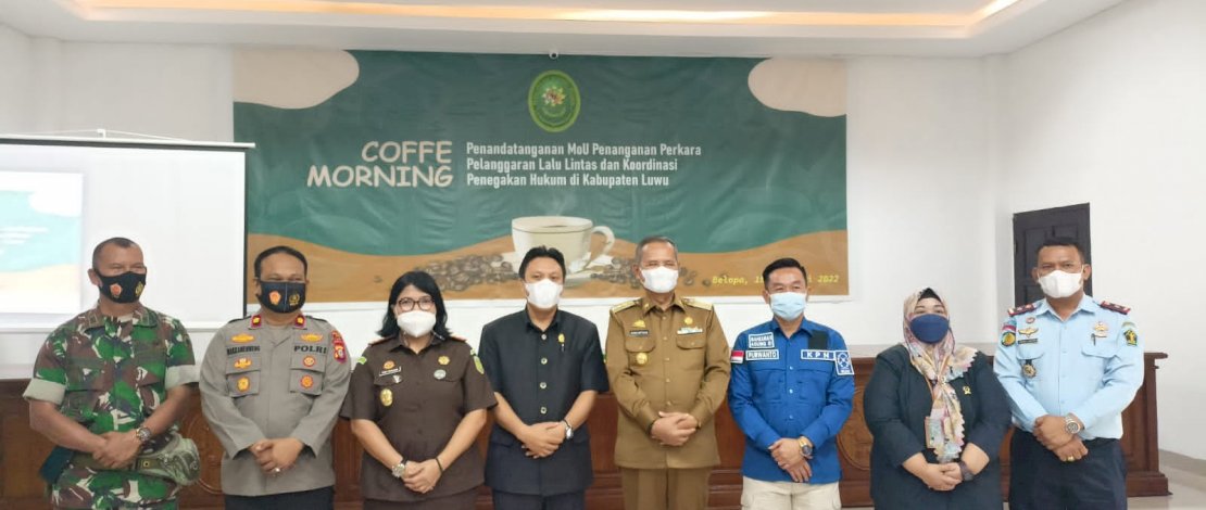 Bupati Luwu Basmin Mattayang, Kajari Luwu Erny Veronika Maramba, Ketua DPRD Luwu Rusli Sunali, Wakapolres Luwu dan Ketua PN Agama, hadir pada Coffee Morning dan MoU Penanganan Perkara Berlalulintas, Selasa, 15 Februari 2022. Bupati Luwu Basmin Mattayang, Kajari Luwu Erny Veronika Maramba, Ketua DPRD Luwu Rusli Sunali, Wakapolres Luwu dan Ketua PN Agama, hadir pada Coffee Morning dan MoU Penanganan Perkara Berlalulintas, Selasa, 15 Februari 2022.