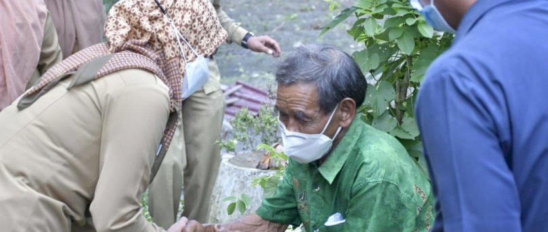 Bupati Luwu Utara, Indah Putri Indriani, saat mengunjungi Suwarjiman, kemarin.