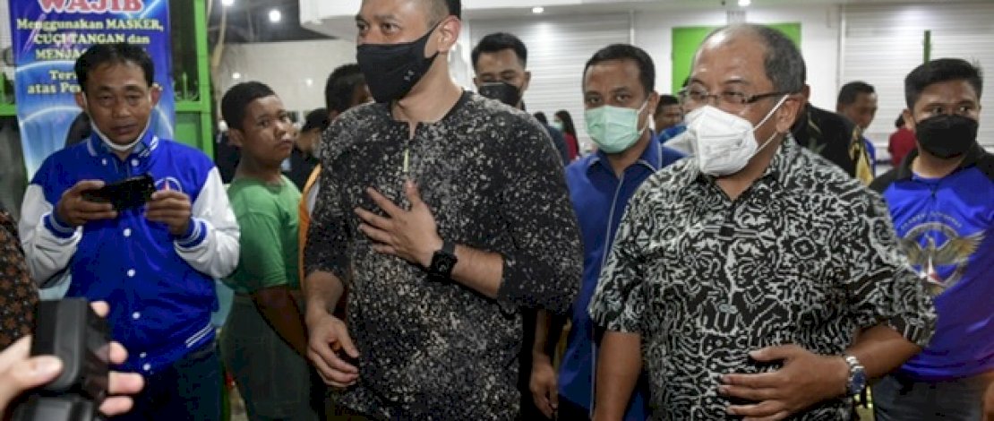 AHY didampingi IAS mencicipi durian Olympic di Jalan Sungai Saddang, Makassar. AHY didampingi IAS mencicipi durian Olympic di Jalan Sungai Saddang, Makassar.