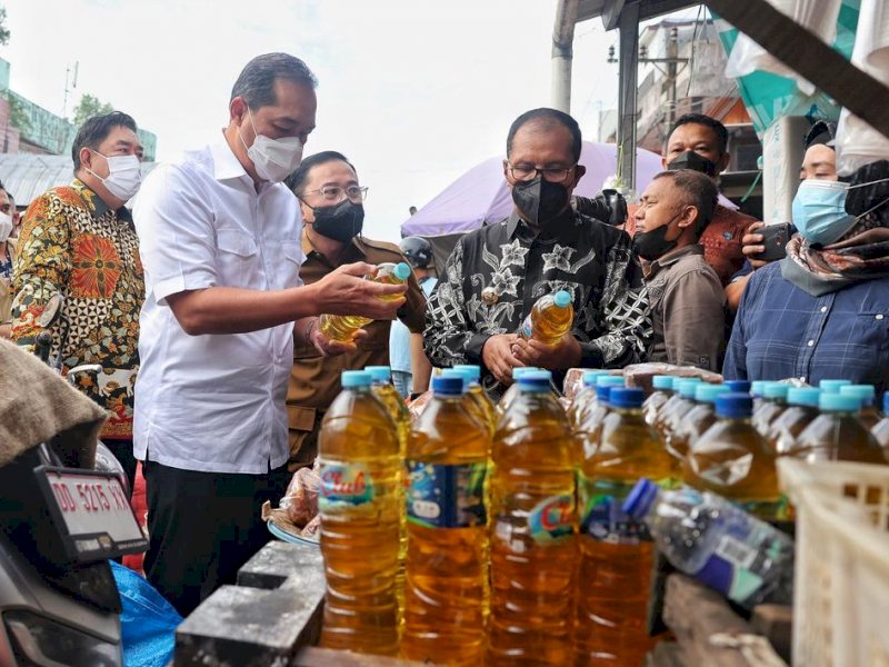Dampingi Mendag Pantau Minyak Goreng di Pasar Tradisional, Danny Siap Operasi Pasar