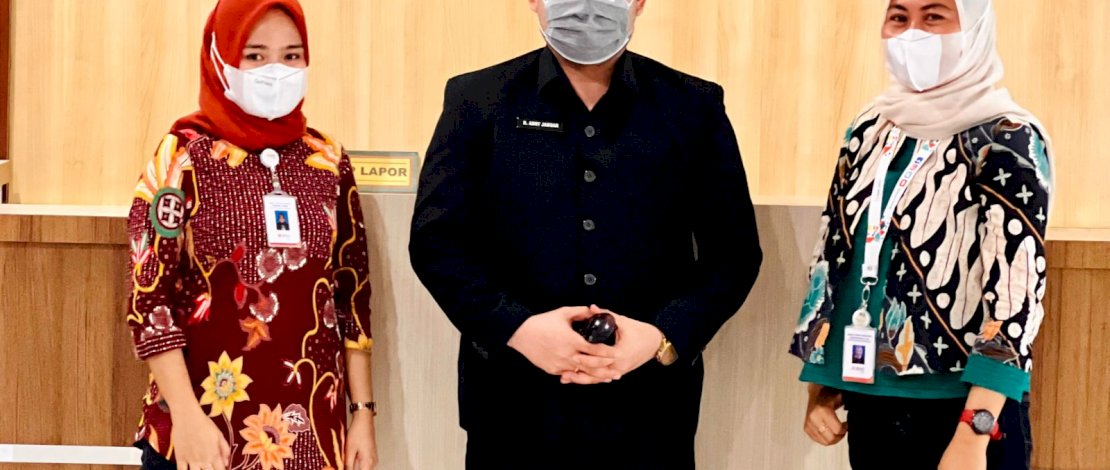 H Hardiman J Saing Rewa SE MM (tengah).