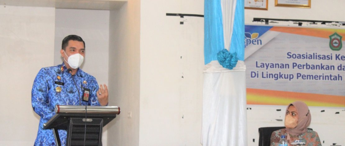 Sekretaris Daerah(Sekda) Takalar H. Muhammad Hasbi  saat kegiatan Sosialisasi Ketaspenan Layanan Perbankan dan Kewirausahaan, yang berlangsung di Baruga I Mannindori, Kantor Bupati Takalar, Kamis (17/2/2022).