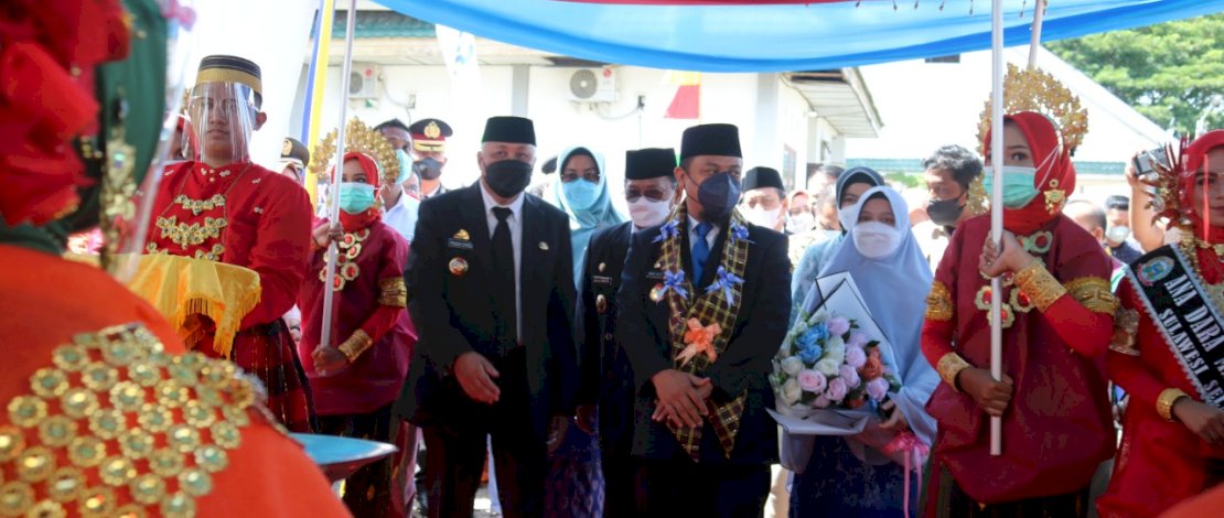 Plt.Gubernur Sulawesi Selatan (Sulsel) Andi Sudirman Sulaiman menghadiri puncak peringatan hari jadi Kabupaten Pinrang/Ist
Plt.Gubernur Sulawesi Selatan (Sulsel) Andi Sudirman Sulaiman menghadiri puncak peringatan hari jadi Kabupaten Pinrang/Ist