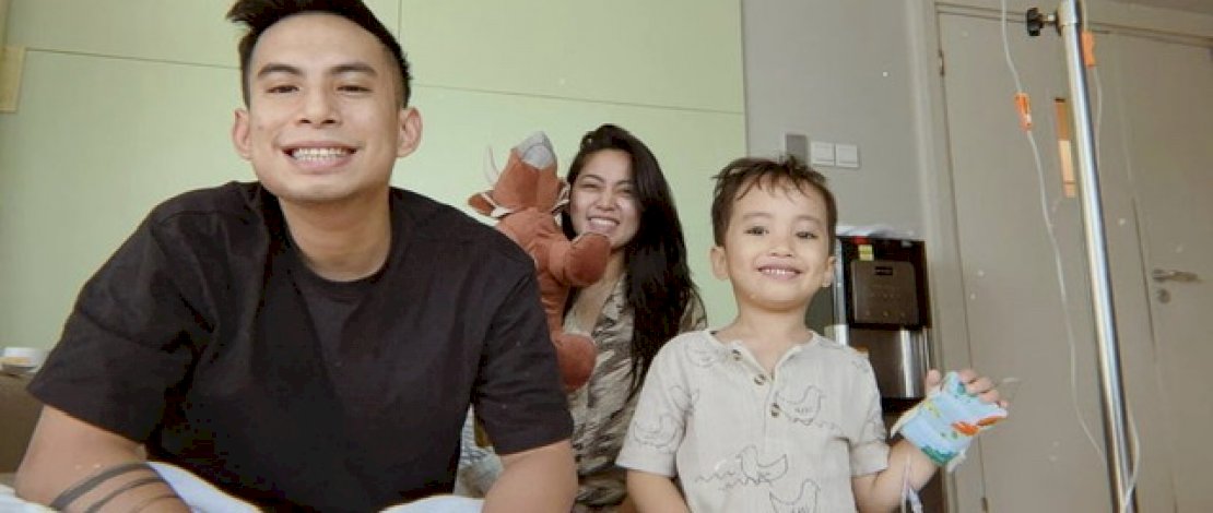 Potret Rachel Vennya dan Niko merawat anak pertama mereka di Rumah Sakit.