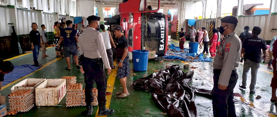 Cuaca Buruk, 2 Bus Terbalik Didalam KMP Raja Dilaut