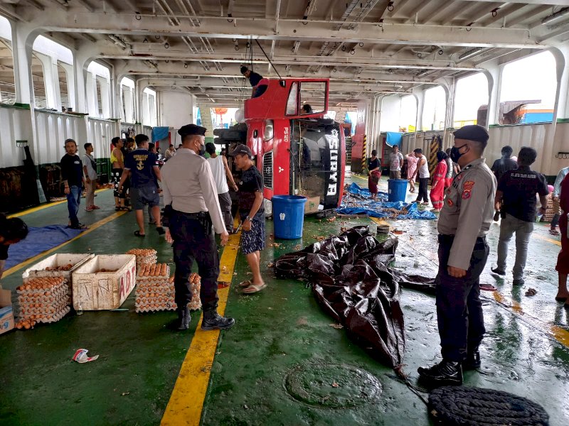 Cuaca Buruk, 2 Bus Terbalik Didalam KMP Raja Dilaut