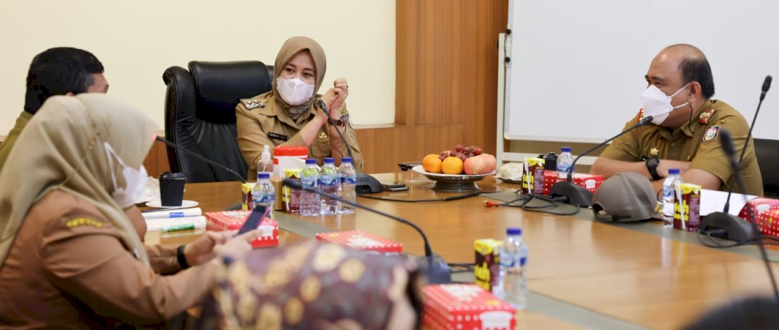 Wakil Wali Kota Makassar, Fatmawati Rusdi saat memimpin rapat koordinasi bersama SKPD lingkup Pemerintah Kota Makassar di ruang rapat Wakil Wali Kota Lantai 11 Kantor Balaikota, Senin (21/2/2022)/Ist
