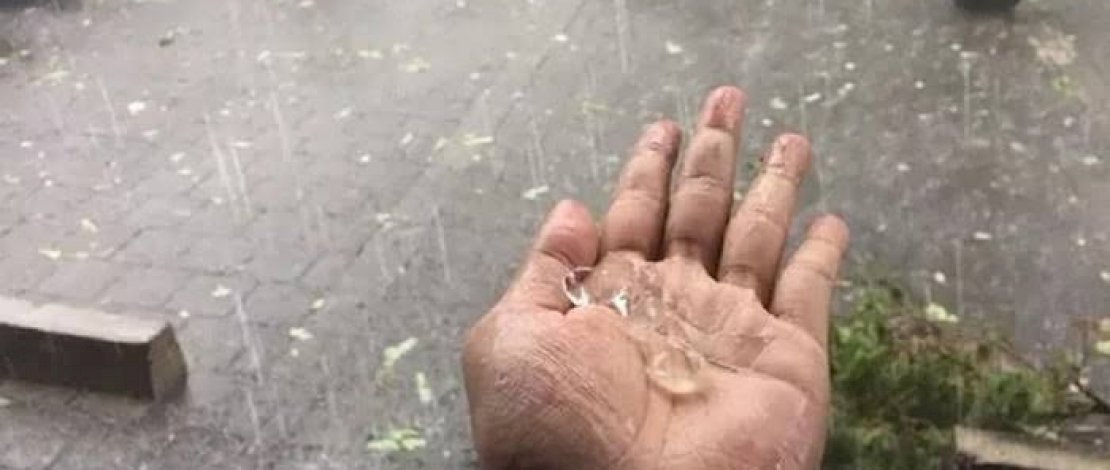 Surabaya Dilanda Hujan Es, Ini Penjelasan BMKG 